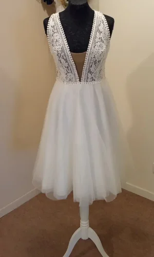 Robe courte pour le jour J ou pour la cérémonie Civile. Haut en dentelle transparent et jupe en mousseline.